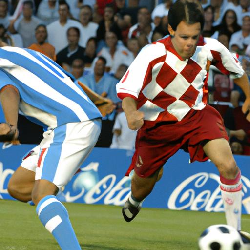 Cầu thủ Croatia cố gắng đi bóng qua cầu thủ phòng ngự Argentina