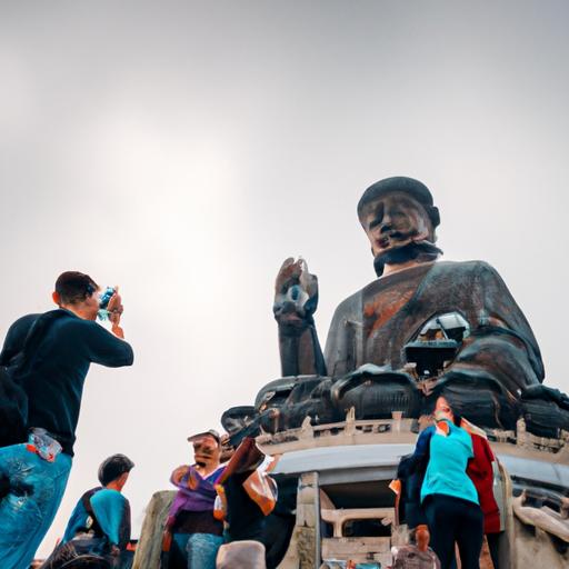 Đoàn du khách chụp ảnh với tượng Phật lớn nổi tiếng ở Hong Kong