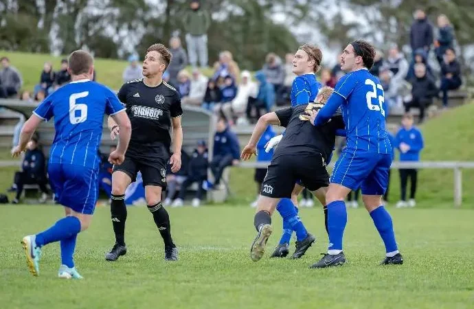 Trận đấu hấp dẫn tại giải đấu: East Coast Bays đối đầu Manukau United vào lúc 9h00 ngày 3/4