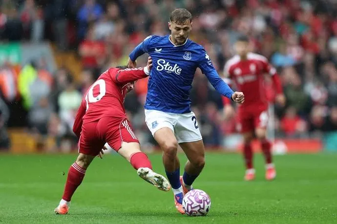 Everton và Liverpool sẵn sàng tranh đấu tại sân vận động trong khuôn khổ giải Ngoại hạng Anh, liệu đội chủ nhà có thể tận dụng ưu thế sân nhà để bám đuổi đối thủ