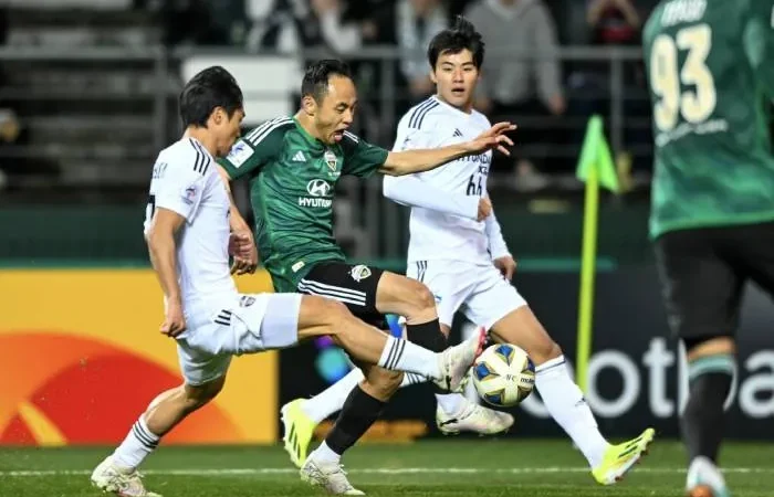 Trận đấu hấp dẫn tại K League 1: Jeonbuk Hyundai Motors đối đầu Ulsan HD lúc 12h00 ngày 4/4, lợi thế sân nhà sẽ giúp đội chủ nhà chiếm ưu thế.