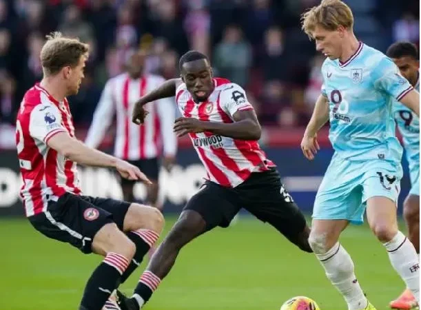 Trực tiếp Leeds đón tiếp Burnley, 02h00 ngày 2/5: Cạnh tranh khốc liệt cho chiếc vé trụ hạng